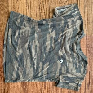 Camo crop tee with small alien head